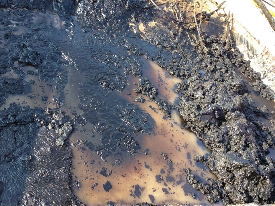 含油污水是原油、泥沙、水等的混合物。